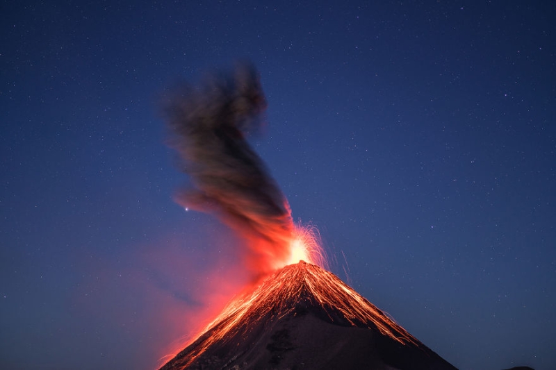 Вулкан извергается на фоне Млечного пути. 9 завораживающих фото